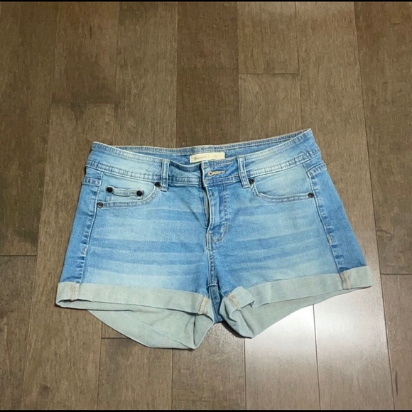 Light wash denim shorts - Picture 1 of 3